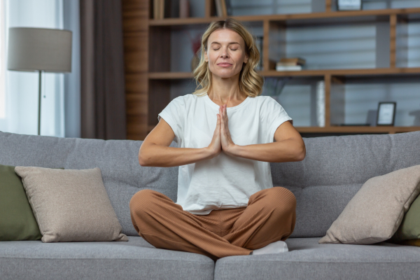 Nel suo soggiorno donna con mesotelioma fa esercizi di rilassamento per migliorare la qualità della vita