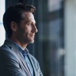 Uomo si informa sul mesotelioma