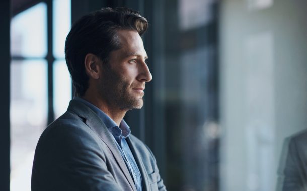 Uomo si informa sul mesotelioma