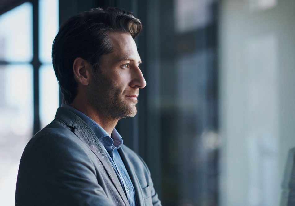 Uomo si informa sul mesotelioma