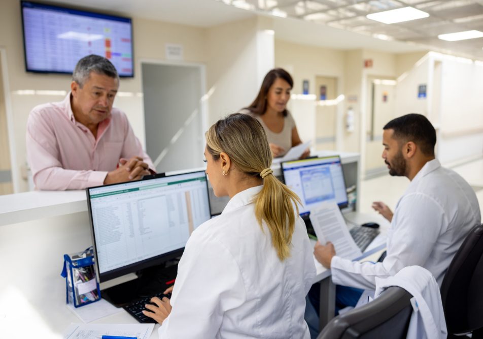 Persone presso l'Asl per modulo esenzione ticket