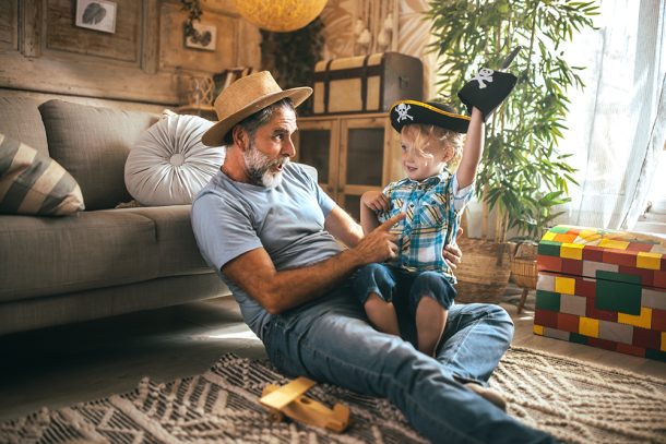 nonno-nipote-giocando-rischio-streptococco-contagio Nonno e nipote che giocano insieme, a rischio di contagio da streptococco