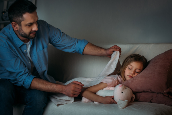 Padre con figlia che a causa dell'orticaria ha difficoltà a dormire