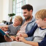La gestione dello stress tra lavoro e famiglia per un padre