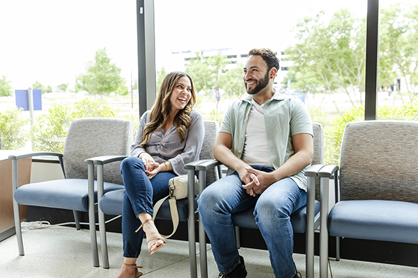 Paziente in sala d’attesa in compagnia della compagnia che aspetta il suo turno per l’esecuzione della TAC coronarica