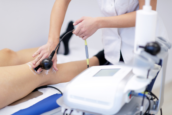 Paziente si sottopone al trattamento della tecarterapia al ginocchio