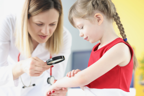 Pediatra visita bambina con sospetta orticaria associata a streptococco