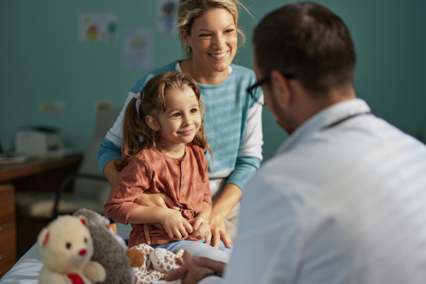 Medico visita bambina con scarlattina leggera