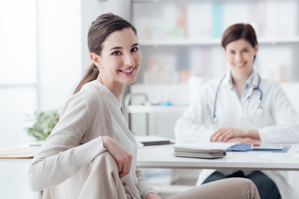 prescrizione-amoxicillina-antibiotico Giovane donna riceve prescrizione di amoxicillina antibiotico per infezioni batteriche
