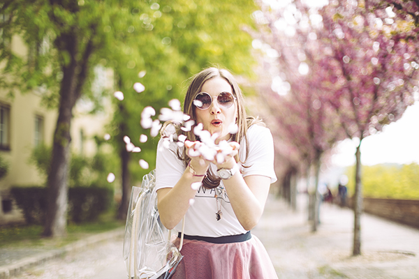 Ragazza durante una giornata di primavera che indossa occhiali da sole ostacolando la miosi pupillare