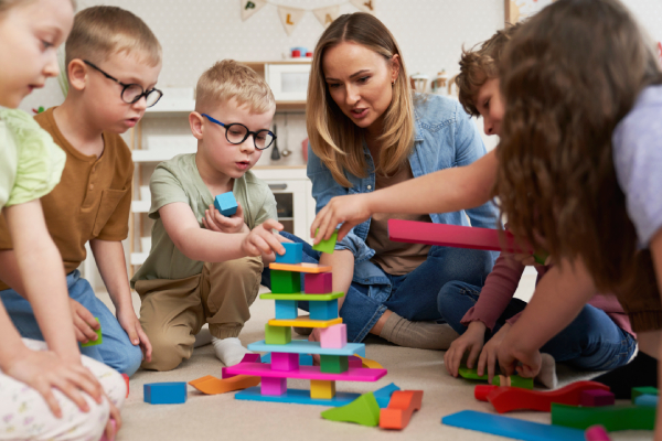 Bambini con giocattoli che possono diffondere il contagio da streptococco