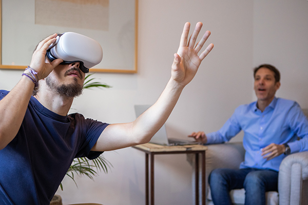 Giovane uomo che riceve supporto psicologico dalla terapia con VR grazie ai suoi effetti benefici sulla modulazione del sistema nervoso e sulla regolazione emotiva
