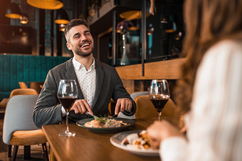 uomo-a-pranzando-e-assumendo-augmentin-prima-o-dopo-i-pasti Uomo che pranza fuori con una collega assumendo Augmentin prima o dopo il suo pasto