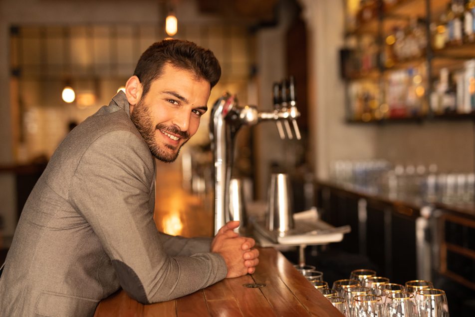 uomo-al-bancone-del-bar-augmentin-e-alcol Uomo che domanda una birra al bancone del locale e si interroga sugli effetti collaterali di Augmentin e alcol