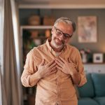 Uomo di mezza età che allontana il rischio di mesotelioma attraverso la cura di sé e la prevenzione