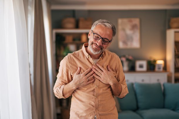 uomo-allontanando-rischio-mesotelioma-grazie-a-prevenzione Uomo di mezza età che allontana il rischio di mesotelioma attraverso la cura di sé e la prevenzione