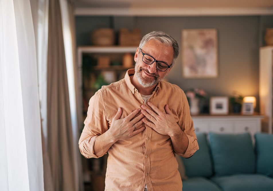 Uomo di mezza età che allontana il rischio di mesotelioma attraverso la cura di sé e la prevenzione