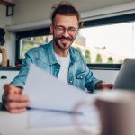 Uomo che consulta informazioni online sul rinnovo dell’esenzione ticket