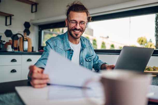 Uomo che consulta informazioni online sul rinnovo dell’esenzione ticket