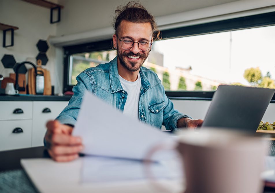 Uomo che consulta informazioni online sul rinnovo dell’esenzione ticket