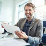 Uomo in ufficio che si dedica alla pratica per l’ottenimento dell’esenzione ticket