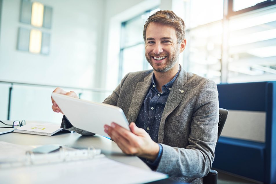 Uomo in ufficio che si dedica alla pratica per l’ottenimento dell’esenzione ticket