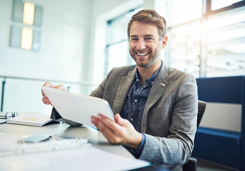 Uomo in ufficio che si dedica alla pratica per l’ottenimento dell’esenzione ticket