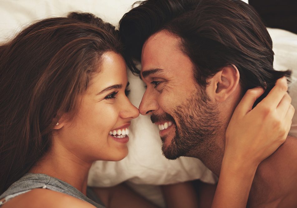 Uomo e donna che si guardano negli occhi con amore, a rischio di contrarre l’Helicobacter pylori durante i rapporti sessuali