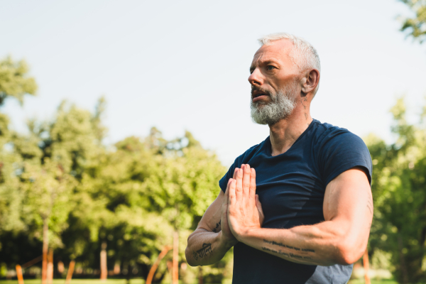 Uomo maturo al parco pratica uno stile di vita sano per prevenire l'ipertrofia prostatica