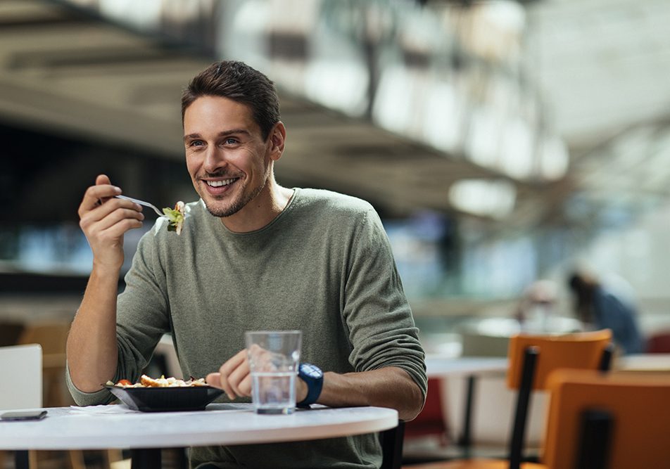 uomo- pausa-pranzo-ricercando-rimedi-naturali-per-bruciore-di-stomaco Uomo che mangia un primo piatto durante la pausa pranzo, alla ricerca di rimedi naturali per il bruciore di stomaco
