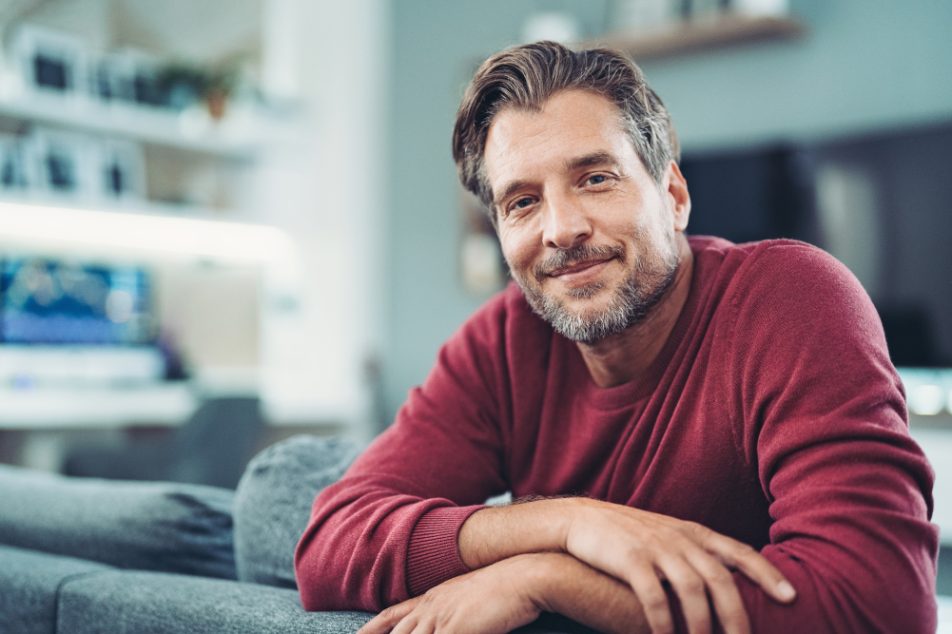 uomo-sopra-i-50-che-soffre-di-ingrossamento-prostata Uomo sopra i 50 anni nel proprio salotto, che soffre di ingrossamento della prostata