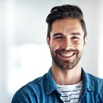 Uomo sorridente dopo essersi sottoposto a una coronarografia