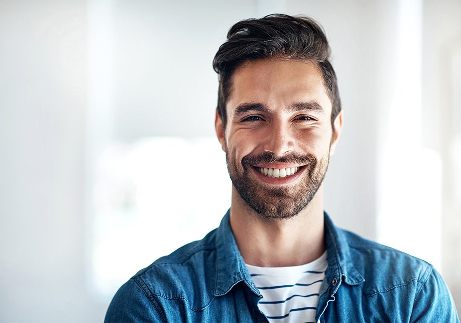 Uomo sorridente dopo essersi sottoposto a una coronarografia