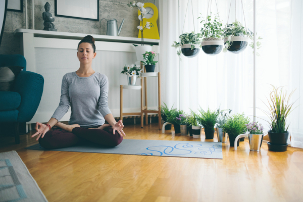Donna pratica yoga come tecnica complementare alla terapia antalgica