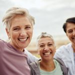 Trio di amiche di età matura che soffre di pancreatite che è entusiasta di allenarsi in compagnia e all’aria aperta