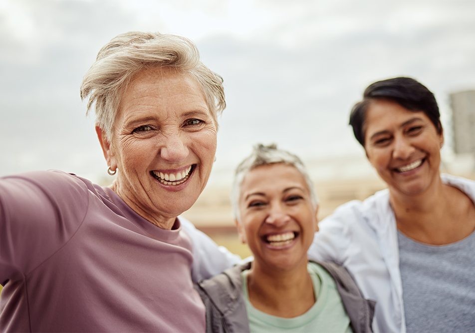 Trio di amiche di età matura che soffre di pancreatite che è entusiasta di allenarsi in compagnia e all’aria aperta
