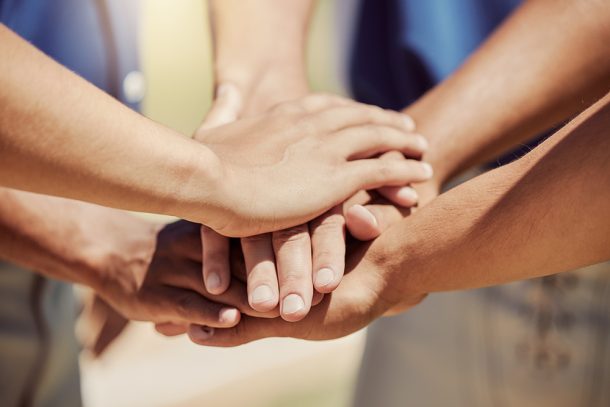 Amici e colleghi che promuovono la speranza per il futuro della terapia genetica, svolgendo un lavoro di squadra e di cooperazione