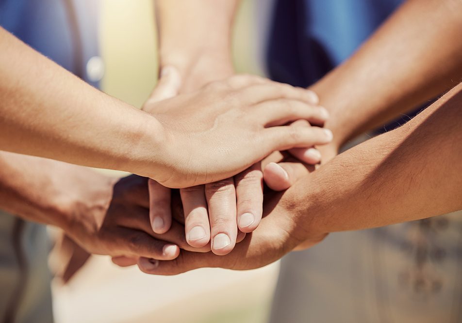 Amici e colleghi che promuovono la speranza per il futuro della terapia genetica, svolgendo un lavoro di squadra e di cooperazione