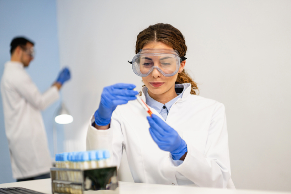 Tecnico esegue analisi del sangue per amilasi e lipasi