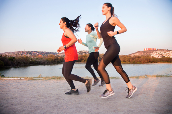 Donne che svolgono attività fisica all'aperto per ridurre il rischio del tumore al pancreas