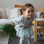 Bambina con mal di stomaco provocato dalla diarrea, le cui cause sono le infezioni virali contratte in ambiente scolastico