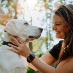 Proprietario con il suo cane con pancreatite