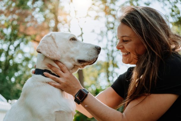 cane-con-pancreatite-e-il-suo-padrone Proprietario con il suo cane con pancreatite