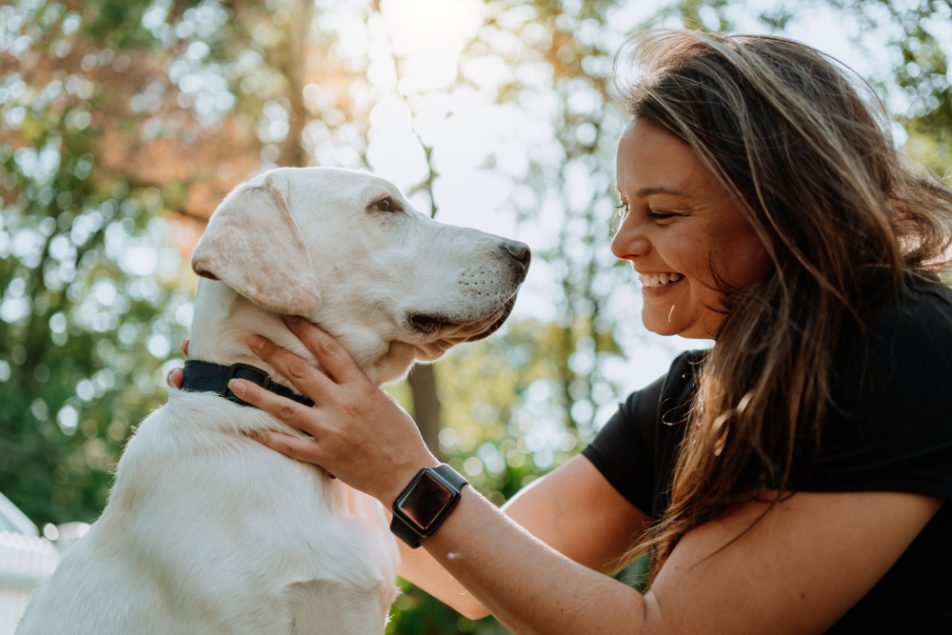 Proprietario con il suo cane con pancreatite