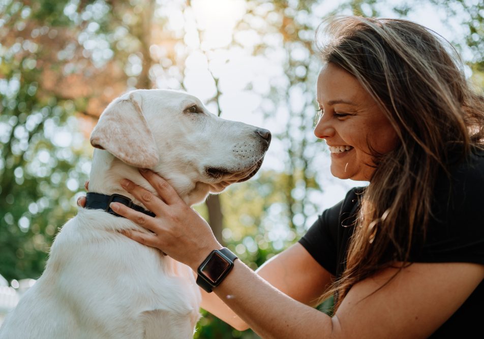 Proprietario con il suo cane con pancreatite