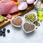 Tavola ricca di cibo fonte di omega 3 per la salute del cuore