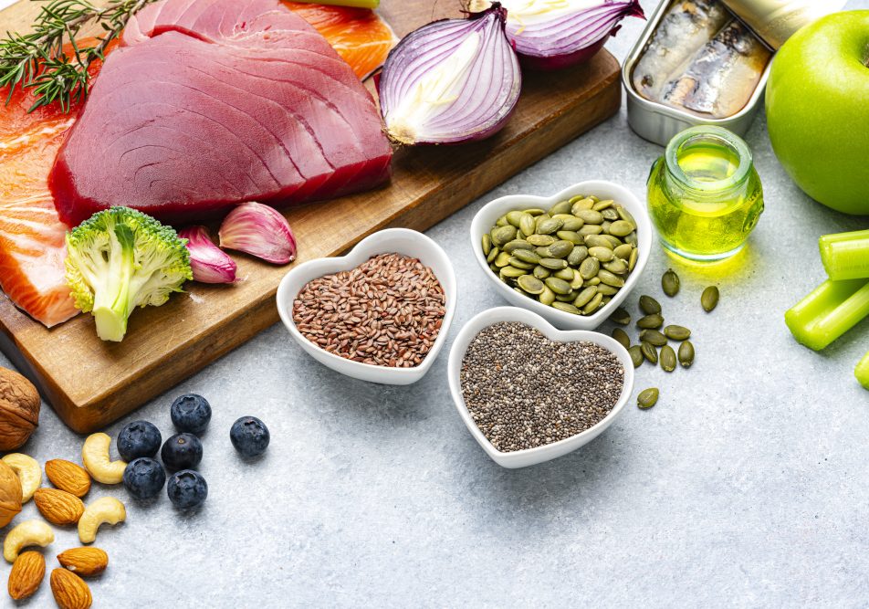 cibi-omega-3-salute-del-cuore Tavola ricca di cibo fonte di omega 3 per la salute del cuore