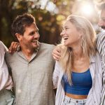 Due coppie di amici che passeggiano allegramente al parco, sollevati in seguito ad un’infezione passata causata dall’herpes genitale