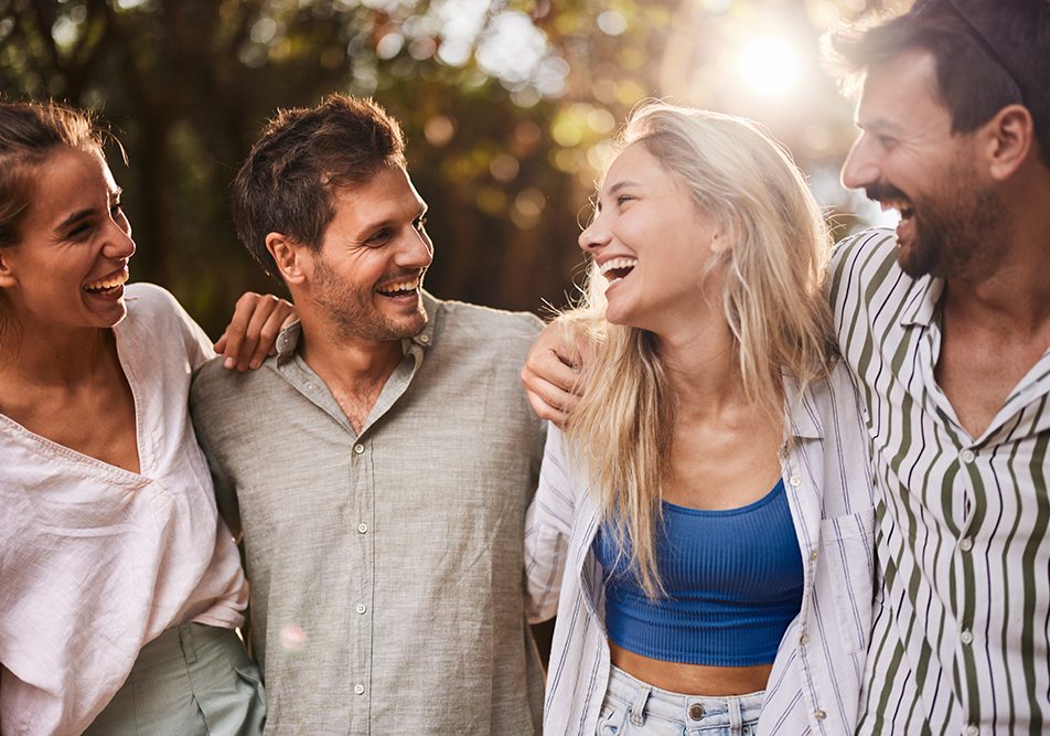 Due coppie di amici che passeggiano allegramente al parco, sollevati in seguito ad un’infezione passata causata dall’herpes genitale