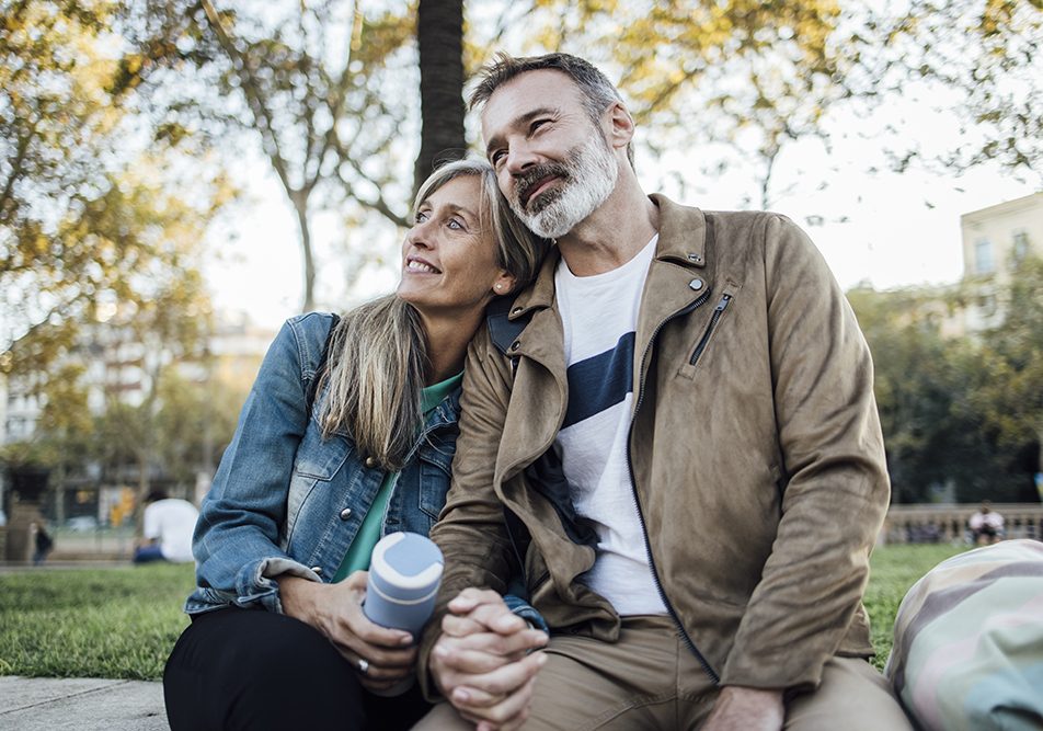 Coppia matura affiatata affetta dal cancro al pancreas che si gode un’uscita al parco e sosta su una panchina